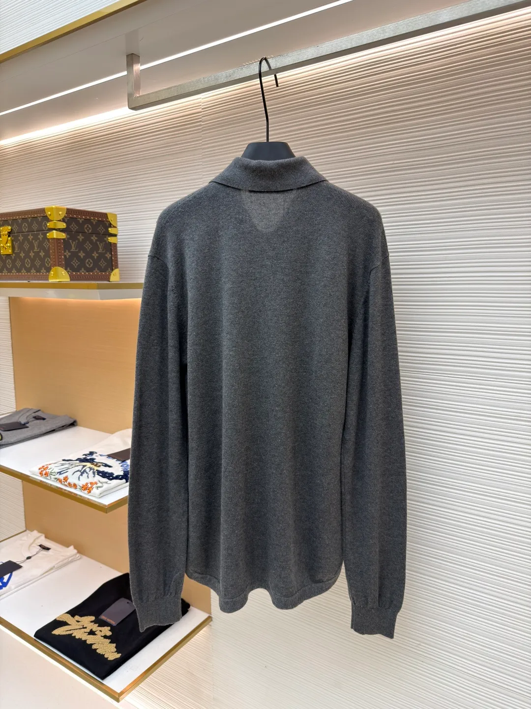 LOUIS VUITTON solid color LOGO intarsia long-sleeved sweater ●Original version: Purchased and developed in 19939 ●Item number: 1681417-A85 ●Fabric: combed cotton fabric ●Technology: knitted intarsia production ●Color: gray ●Version: fitted version ●Weight: about 365 grams ●Size: S-M-L-XL ●Description: This knitted shirt is made of combed cotton fabric, which is made of precision knitting technology to present a delicate texture, with both softness and stiffness. The shirt collar design is processed through a three-dimensional narrowing process, making the collar shape flat and close to the neck line. The single-row buttons are custom-made metal buttons that are harmonious with the color of the body. They are sewn in precise position for smooth opening and closing. The chest pocket and brand logo use intarsia knitting technology. The pattern texture is clear and integrated with the knitted fabric, making the brand highly recognizable. The cuffs are ribbed knitted to fit the wrist tightly and have excellent resilience. The overall tailoring is a form-fitting version, and the multi-piece knitted structure is spliced. The lines are smooth and neat when worn. It not only retains the luxurious texture of knitted items, but also demonstrates the brand's high-end craftsmanship through exquisite intarsia technology. It is a boutique item that combines business and casual styles. The overall wiring is straight and delicate, the fabric is comfortable and soft, and the color is consistent without color difference. It can be matched with the same style to create a fashionable look and control various occasions. Customized accessories, complete with three standards, same style for men and women!